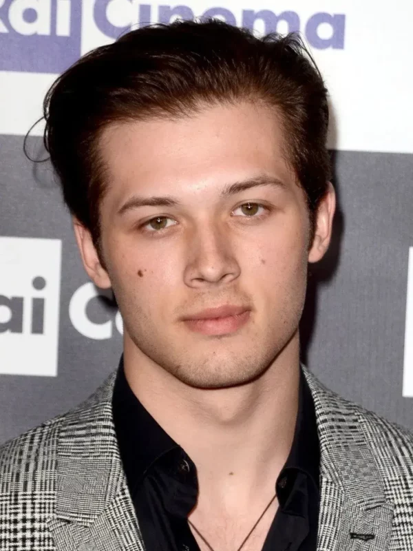 1732051217 59 Leo Howard Measurements Bio Heightweight Shoe Size.webp