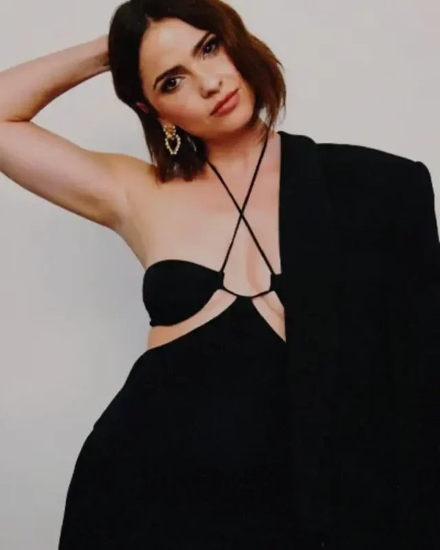 Shelley Hennig Measurements Bio Heightweight Shoe And Bra Size.webp